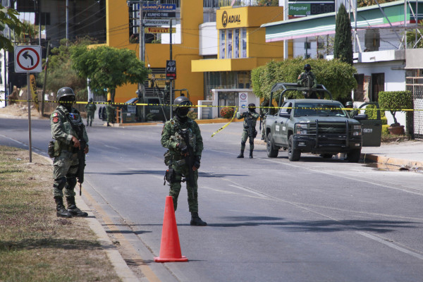 2024年3月25日，墨西哥軍隊成員在墨西哥錫那羅亞州庫利亞坎的一條街道上守衛。