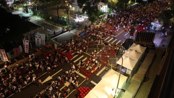 台灣公民陣線、經濟民主連合、公投護台灣聯盟等公民團體19日起在立法院外辦宣講活動，主辦單位表示，首日統計至晚間8時，「公民反國會濫權」集會活動雖受豔陽與午後雷陣雨影響，仍有約5000人參與。圖為入夜後濟南路側的與會民眾。