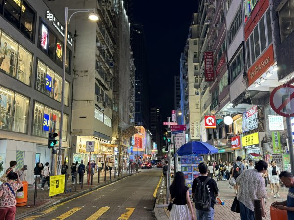 （上2图）五年前、后香港同一地点的夜景。5年后所有灯牌都不见了，十分冷清。（X平台图片）