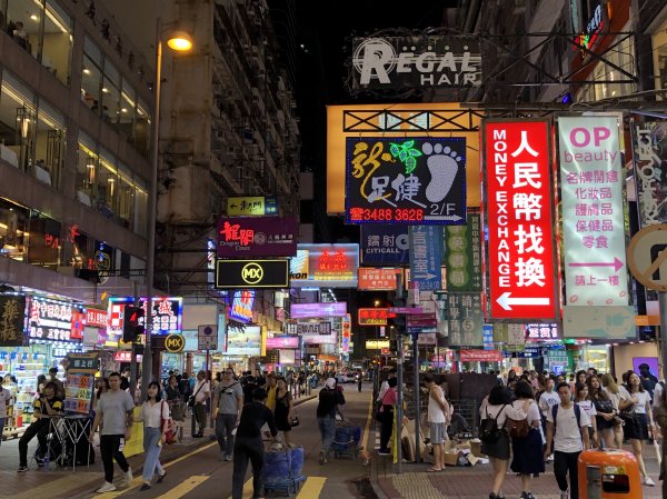 （上2图）五年前、后香港同一地点的夜景。5年后所有灯牌都不见了，十分冷清。（X平台图片）