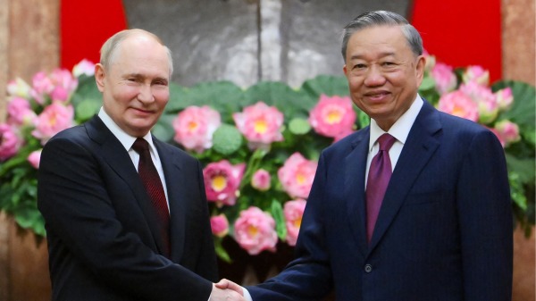 6月20日，俄罗斯总统普京和越南国家主席​​苏林在河内握手。
