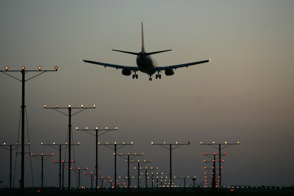 2008年4月15日，一架喷气式飞机在加利福尼亚州洛杉矶国际机场（LAX）着陆。