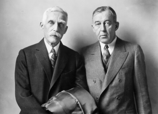 1928年3月13日，時任美國財政部長安德魯．梅隆（左）和賓夕法尼亞州參議員大衛．裡德
