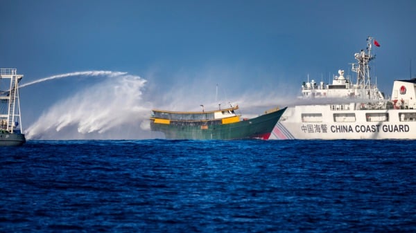 2024年3月5日，中国海警船在南海向菲律宾船只发射水炮，该船正在为驻仁爱礁的部队执行例行补给任务。