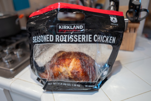 2024年4月18日，加州拉斐特Costco出售的烤鸡，包装发生变化。