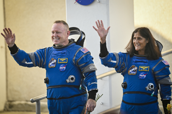 2024年6月5日，美國宇航局宇航員布奇－威爾莫爾（左）和蘇尼－威廉姆斯揮手致意，他們準備離開肯尼迪航天中心，登上波音星際客運飛船。
