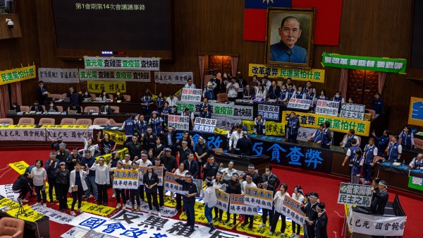 台湾国会职权修法法案6月26日生效。图为5月24日，民进党立委在立法院会议期间，抗议国民党和民众党推出的“国会改革法案”。（图片来源：Annabelle Chih/Getty Images）