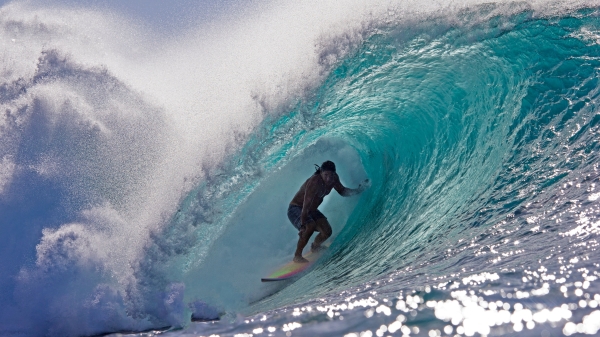 夏威夷冲浪好手裴利（Tamayo Perry），昨天不幸遭鲨鱼攻击身亡，享年49岁。