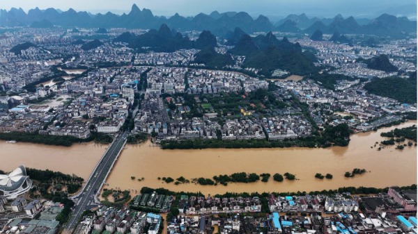 2024 年 6 月 20 日中国西南部广西省桂林市暴风雨过后被洪水淹没的地区。