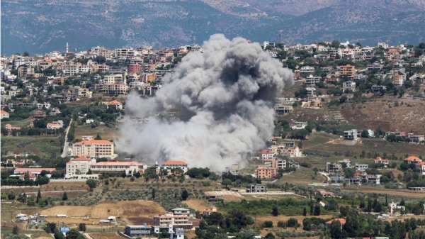 2024年6月25日，以色列对黎巴嫩南部靠近以色列边境的希亚姆村进行空袭，现场冒出滚滚浓烟。