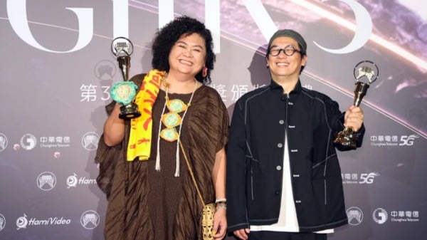 第35屆金曲獎頒獎典禮29日晚間在台北小巨蛋隆重登場，歌手巴奈（左）以她首張台語演唱專輯「夜婆」勇奪最佳台語專輯獎，與製作人柯智豪（右）一同開心領獎。