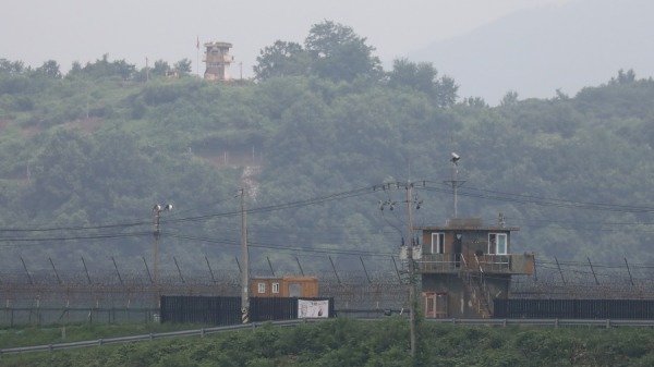 2023 年 7 月 19 日，韩国坡州在非军事区 (DMZ) 附近从韩国可以看到朝鲜哨所（上）。