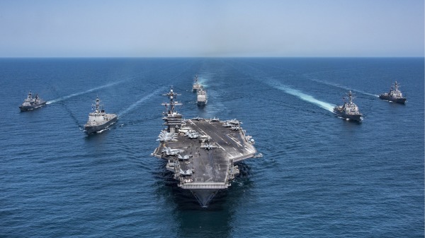 2017年5月3日，美國海軍尼米茲級航空母艦卡爾文森號（Nimitz-class aircraft carrier USS Carl Vinson，CVN 70）與阿利·伯克級導彈驅逐艦韋恩·E·邁耶號(USS Wayne E.Meyer)(DDG 108）、邁克爾·墨菲號（USS Michael Murphy，DDG 112）和斯特西姆號（USS Stethem，DDG 63）、提康德羅加級（Ticonderoga-class）導彈巡洋艦尚普蘭湖號（USS Lake Champlain，CG 57），在太平洋巡航。