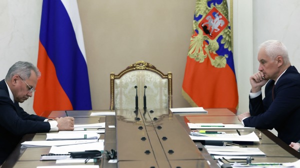 5月15日，俄羅斯聯邦安全委員會秘書長紹伊古（左）和俄羅斯新任國防部長別洛烏索夫（右）在莫斯科出席俄羅斯總統與軍事領導人的會議。
