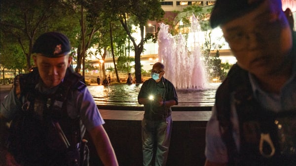 六四夜晚，有市民在維園噴泉旁點亮手機燈，以自己的方式悼念六四。（Getty Images）
