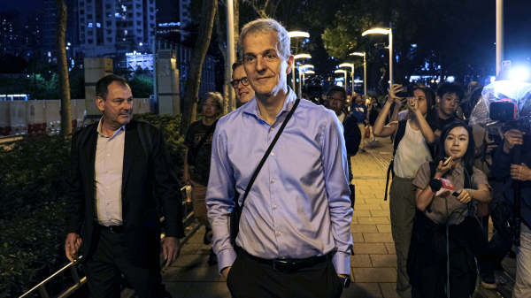 六四當晚，多個駐香港的外國領事在維多利亞公園附近散步。（Getty Images）