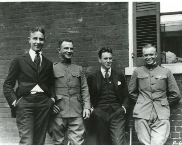 年轻的艾森豪（最右边）与朋友的合照，摄于1919年，当时是艾森豪毕业于西点军校的四年后。