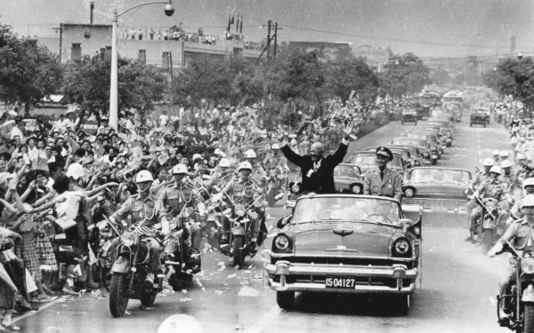 美國總統艾森豪於1960年6月18日訪問中華民國臺北市時，與中華民國總統蔣中正搭敞篷車前往圓山大飯店途中接受熱情群眾夾道歡迎。