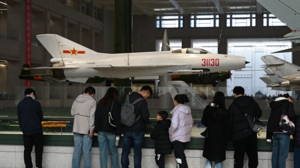 2024年3月3日，人們在北京軍事博物館觀看中國戰鬥機。