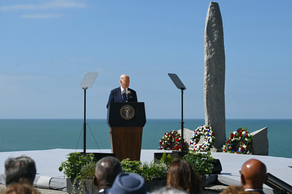 2024年6月7日，美国总统拜登在法国诺曼底奥克角发表演讲。