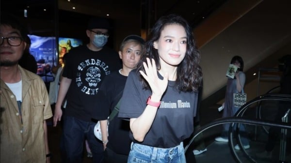 電影「千禧曼波」特映場8日下午在台北松仁威秀影城舉行，女星舒淇（前）身穿黑色T恤搭配牛仔褲現身，向影迷揮手致意。