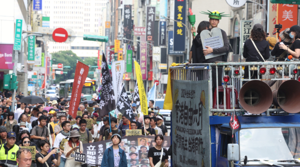 “别让台湾成下一个香港”在台港人大游行(图)