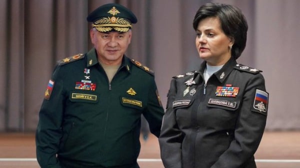 舍夫佐娃(右)与俄罗斯前国防部长绍伊古(左)交情深厚，有网友认为普丁打算藉黑绍伊古。