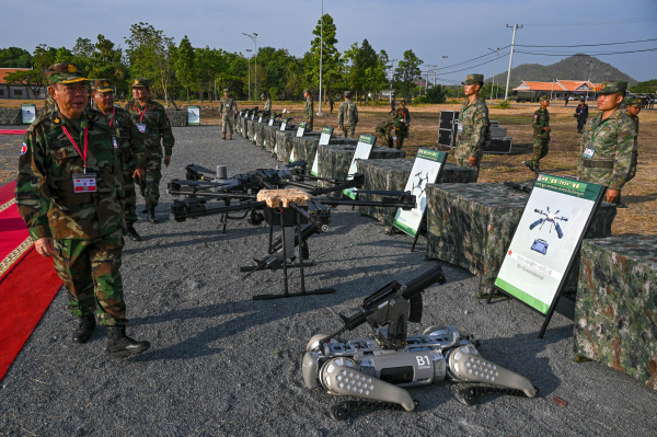 2024年5月16日，中國和柬埔寨舉行聯合軍事演習，展示裝備機槍的機器狗。