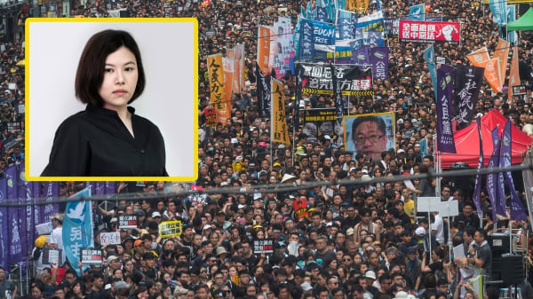 2019年数百万香港人走上街头抗议。“47人案”被告之一的余慧明（小图）在求情信中直言，因政府对民意充耳不闻，眼见示威者牺牲和被捕，因而决意参选，希望增加谈判力量扭转僵局，却被指控“颠覆国家政权罪”。（看中国合成图）