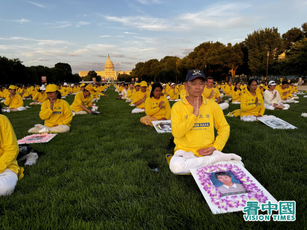 游行结束后，美国东部的部分法轮功学员在美国国家广场举行炼功及烛光夜悼。