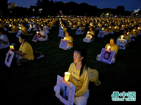 游行结束后，美国东部的部分法轮功学员在美国国家广场举行炼功及烛光夜悼。