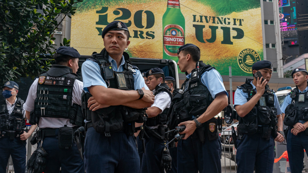 图为香港街边执勤的警察。（Getty Images）