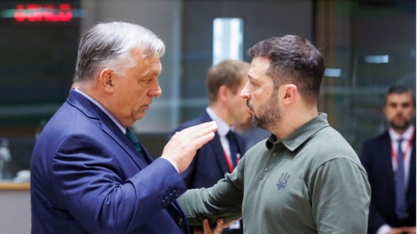 024 年6 月27 日在比利時布魯塞爾舉行的會議開始前，右翼民粹主義青民盟領導人匈牙利總理維克多·米哈伊·歐爾班（左）與烏克蘭總統弗拉基米爾·澤連斯基（右）在歐洲大廈舉行會談。
