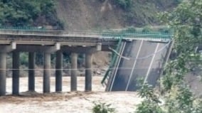 陕西商洛大桥垮塌致11死20辆车30人失联(图)