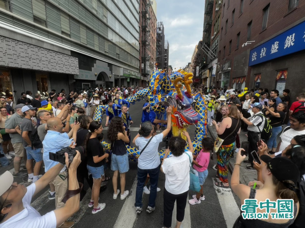 2024年7月20日，大纽约部分法轮功学员数千人在曼哈顿唐人街举行盛大游行，纪念法轮功反迫害25周年