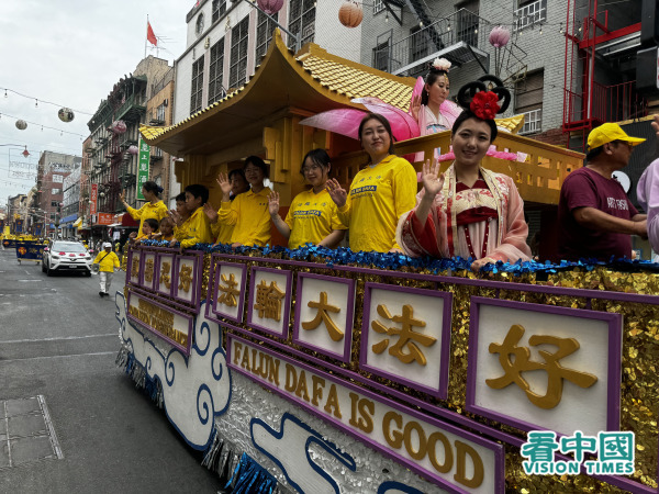 2024年7月20日，大纽约部分法轮功学员数千人在曼哈顿唐人街举行盛大游行，纪念法轮功反迫害25周年