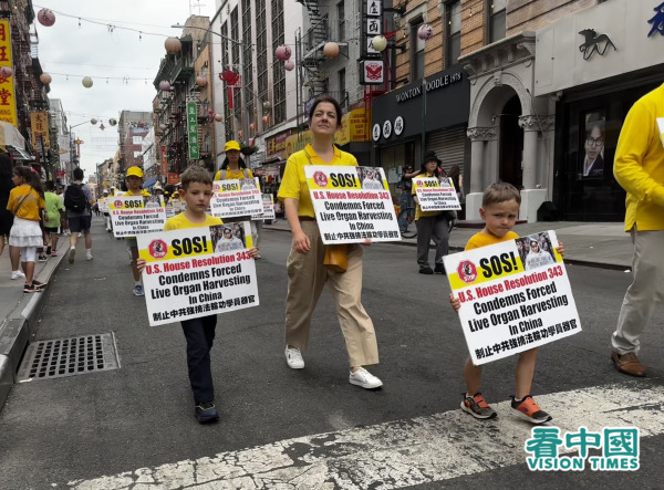 2024年7月20日，大纽约部分法轮功学员数千人在曼哈顿唐人街举行盛大游行，纪念法轮功反迫害25周年