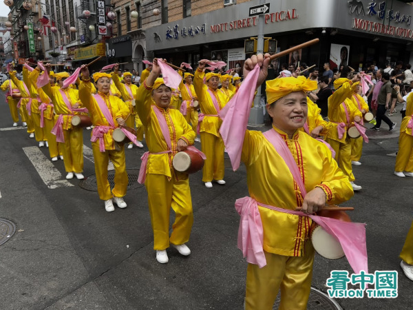 2024年7月20日，大紐約部分法輪功學員數千人在曼哈頓唐人街舉行盛大遊行，紀念法輪功反迫害25週年