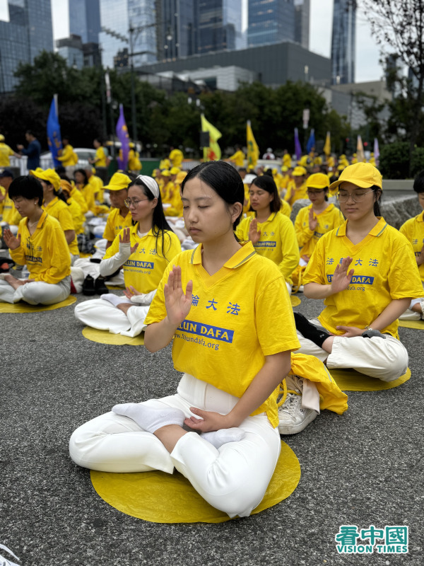 部份法轮功学员来到曼哈顿中领馆前，进行集体炼功及烛光悼念会