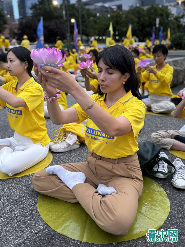 部份法轮功学员来到曼哈顿中领馆前，进行集体炼功及烛光悼念会