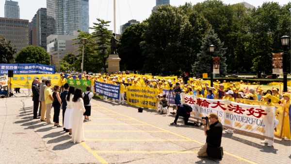 2024年7月20日，加拿大六個城市的約千名法輪功學員在安省省府大樓前舉行集會，以紀念720反迫害25週年。（看中國Evan攝）