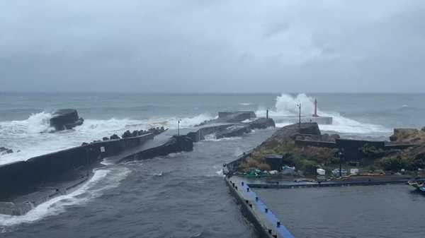 颱風凱米來襲 ，宜蘭大溪漁港水位滿到岸上。