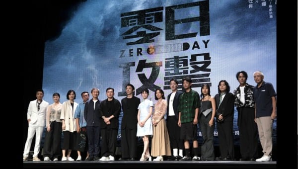 台剧“零日攻击ZERO DAY”斥资新台币2.3亿元打造，演员高桥一生（左7）、杜汶泽（左6）、连俞涵（左8）、庄凯勋（右2）、李杏（左2）、蓝苇华（左1）23日在台北出席发布记者会。