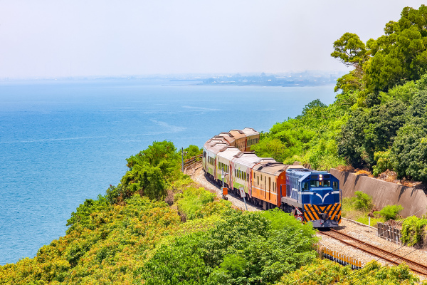 臺鐵列車行駛在美麗的海線鐵道