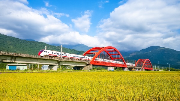 臺鐵普悠瑪列車行駛於花東縱谷