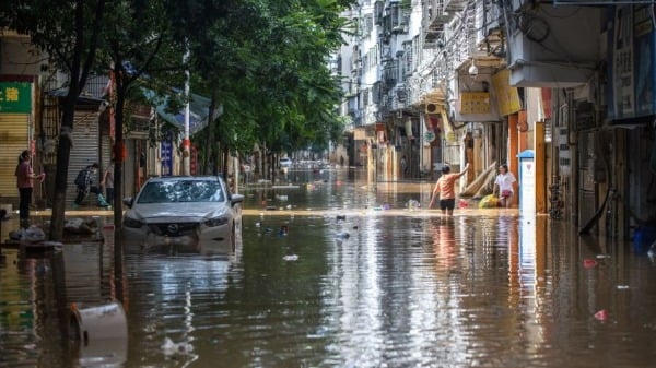 2022 年 6 月 22 日，中国南部广东省韶关市大雨过后，街道被洪水淹没。