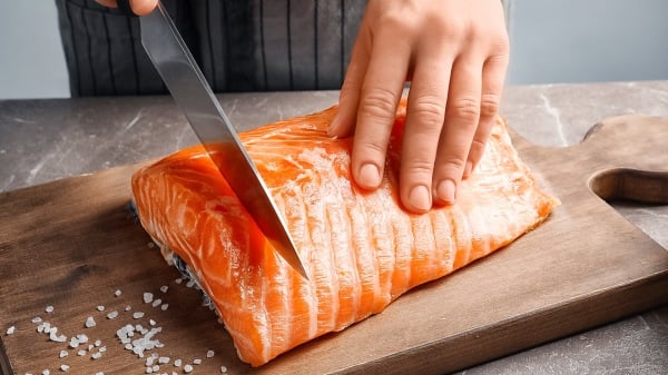 大塊鮭魚排可依平時習慣的烹調尺寸切分，分 塊密封包裝後，再放入冷凍室。