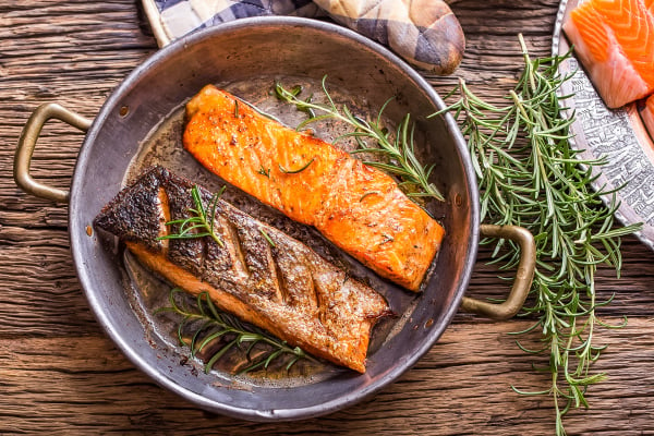善用鮭魚多油脂特色，不放油，魚皮向下，冷鍋下鍋，可以避免肉汁流失