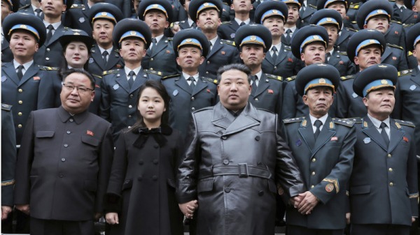 朝鮮領導人金正恩(中)攜女兒金主愛 (左2)與國家航空宇宙技術總局的科學家與技術人員合影留念，以慶祝軍事偵察衛星發射成功。