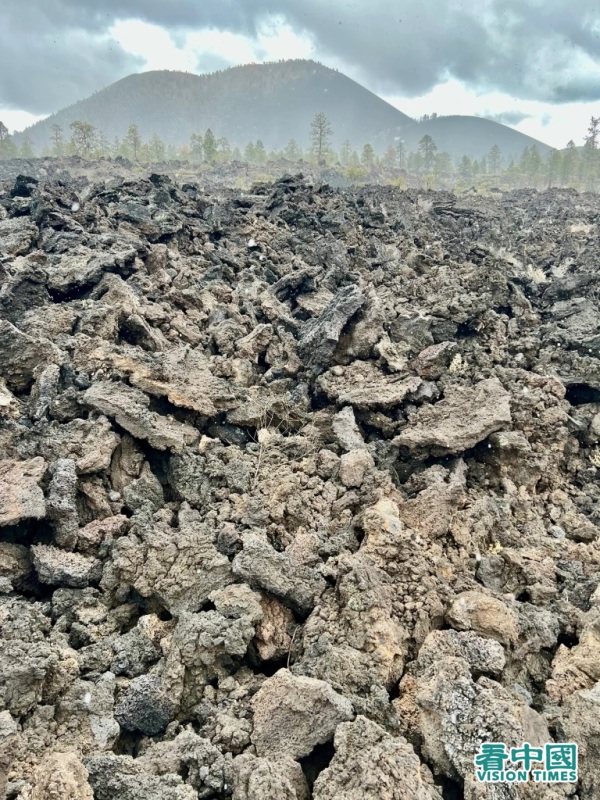 岩漿邊緣無從下腳的碎渣是從那遠處的火山口流下來的